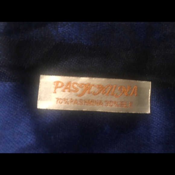 Pashmina silk blend in midnight blue and black. Paisley design with tassels. - Picture 4 of 5